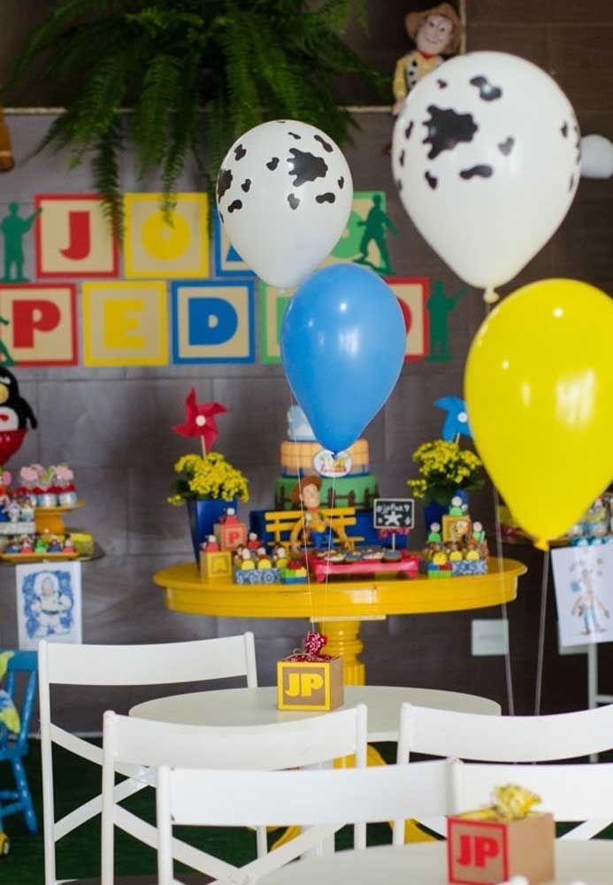 Olha que mesa perfeita para a festa Toy Story luxo.
