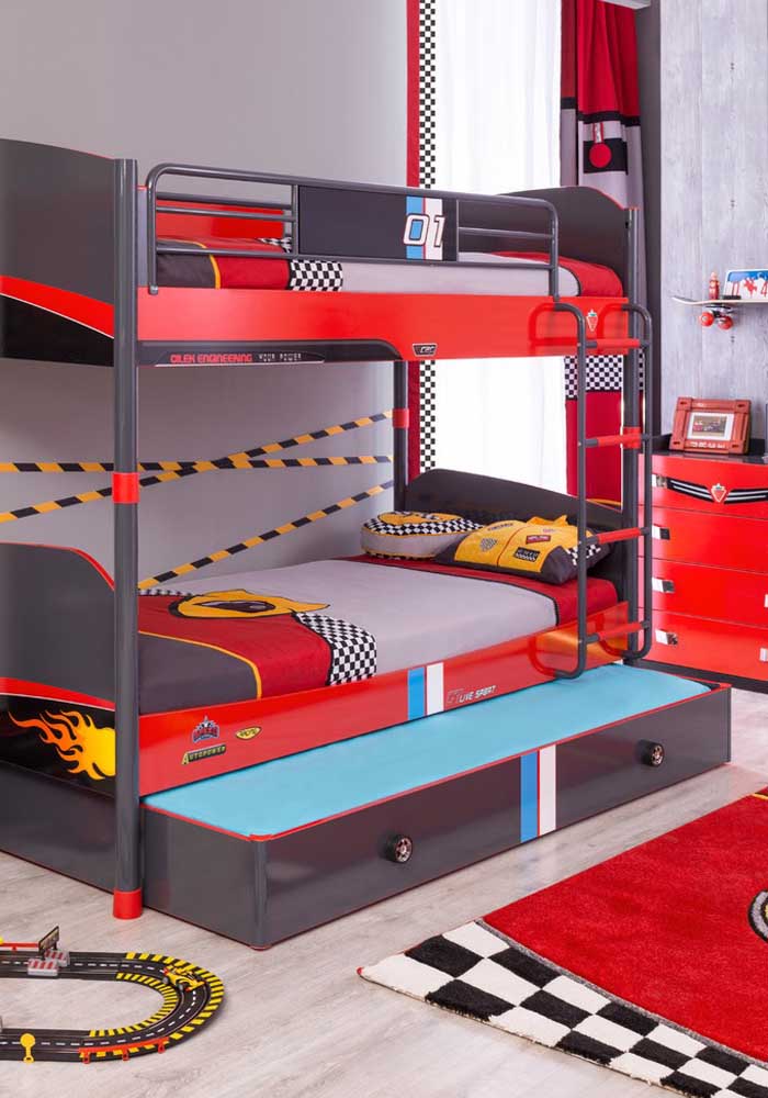 Quem disse que não dá para decorar o quarto das crianças com a cor vermelha?