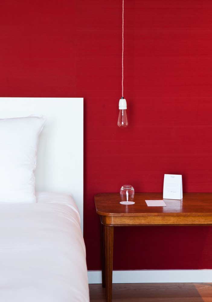 Incrível como a cor vermelha consegue destacar os itens decorativos de um ambiente.