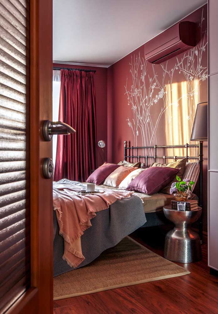 Olha o luxo que ficou esse quarto com a cor vermelha contrastando com as cores dos elementos.