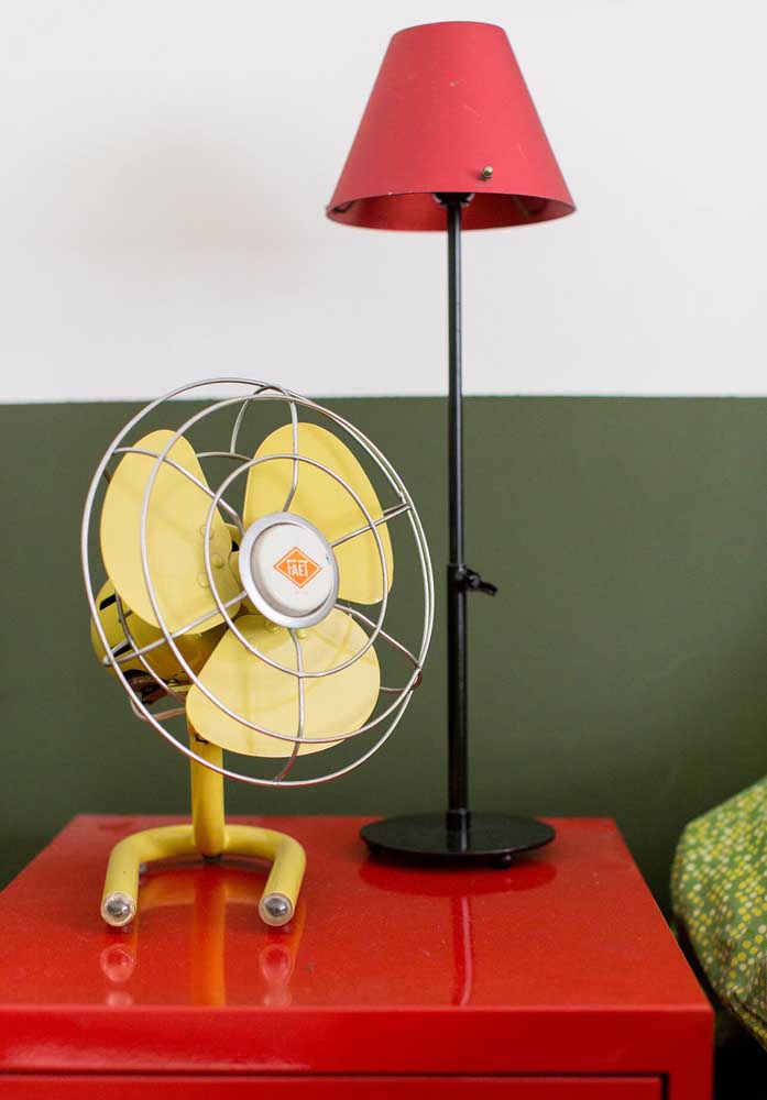 Que tal escolher móveis vermelhos e itens decorativos coloridos para compor a decoração do quarto?