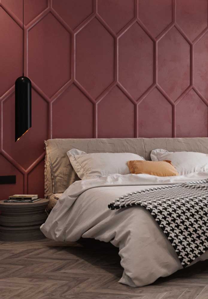 Olha que parede sofisticada, moderna e luxuosa para o quarto de casal.