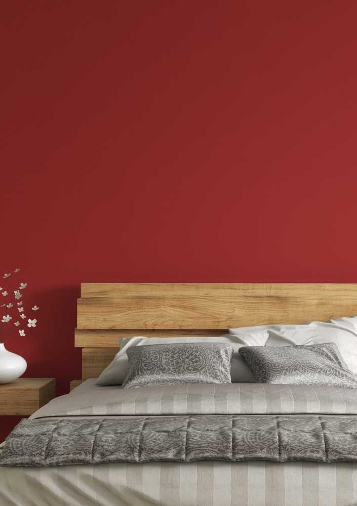 Como a parede do quarto fica linda quando pintada na cor vermelha.