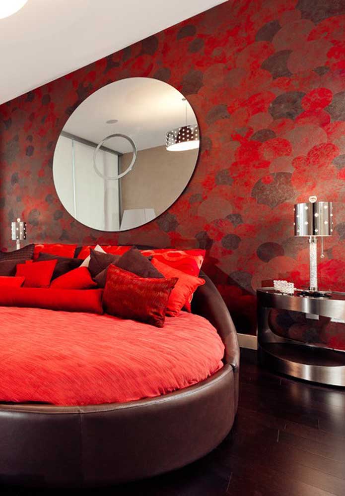 Escolha papel de parede estampada com a cor vermelha de destaque para compor uma decoração mais apaixonante.