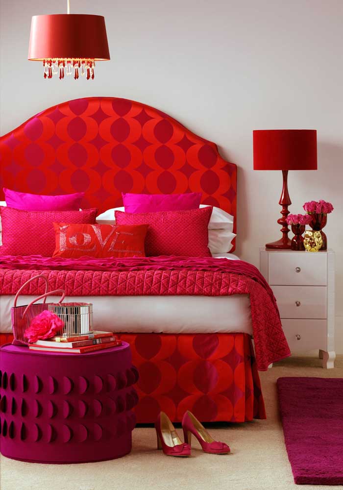 Dá para combinar perfeitamente a cor vermelha com a rosa na decoração do quarto.