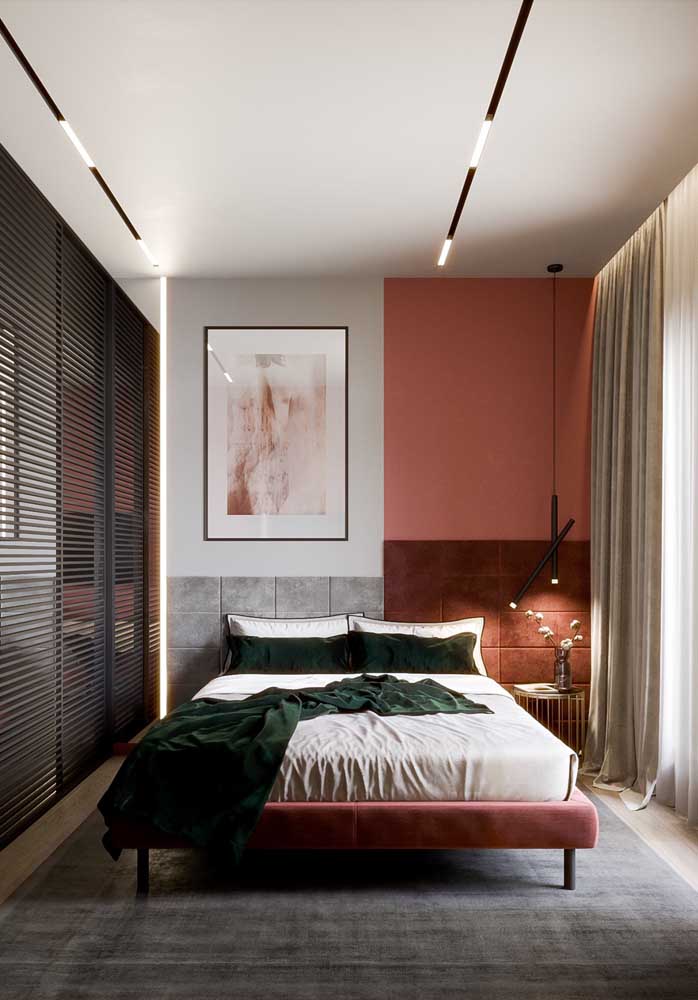 Veja esse quarto vermelho e branco com uma cor em cada parede.