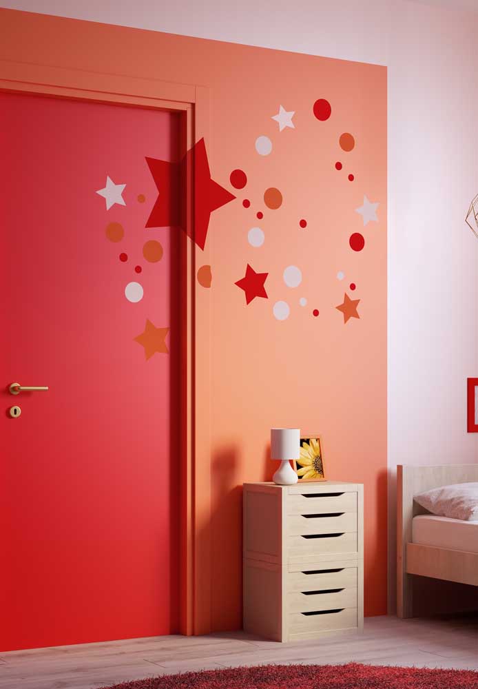 Você pode colocar alguns adesivos na parede para destacar ainda mais o quarto vermelho.