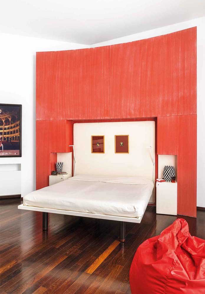 Que tal escolher uma cor vermelha diferente para pintar no quarto de casal?