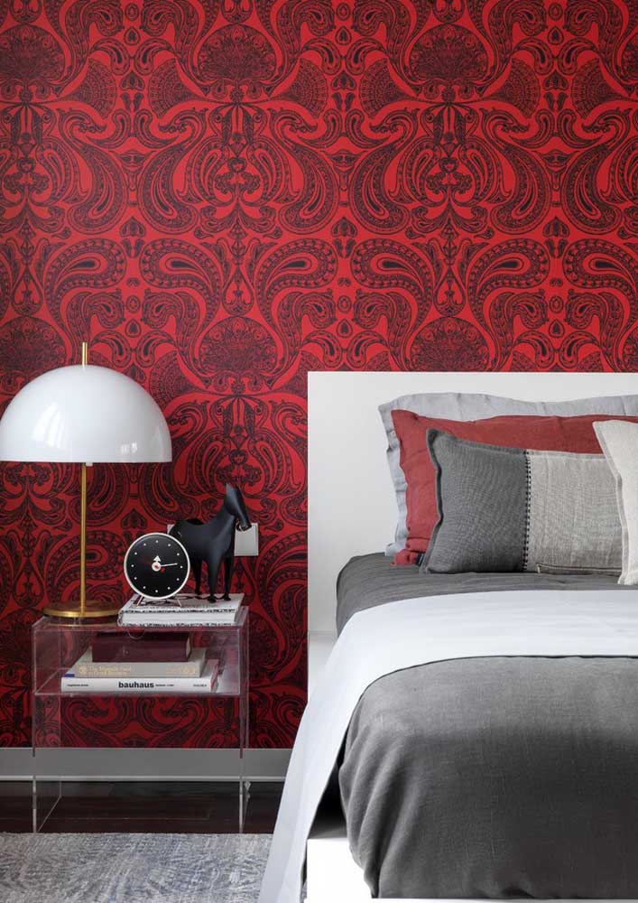 Que papel de parede mais luxuoso para compor o cenário do quarto vermelho e cinza.
