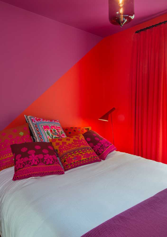 Cores que se contrastam e se misturam são perfeitas para o ambiente do quarto.