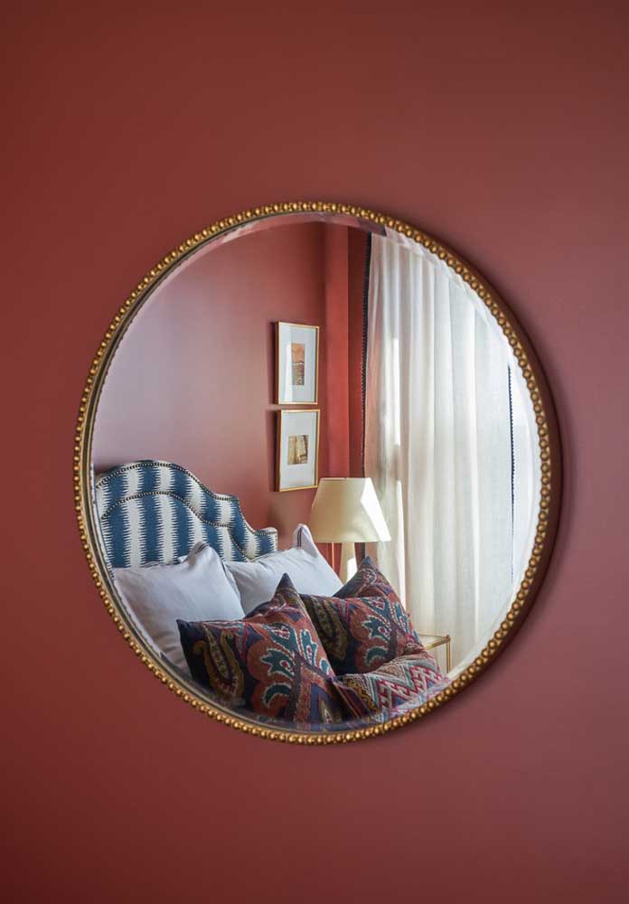 Perceba como um lindo objeto decorativo pode fazer toda a diferença em uma parede vermelha.