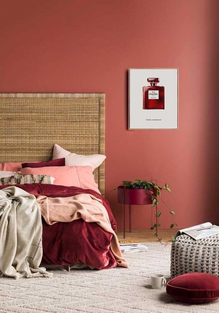 Mais uma opção de decoração de quarto vermelho e vinho para deixar o ambiente mais requintado.