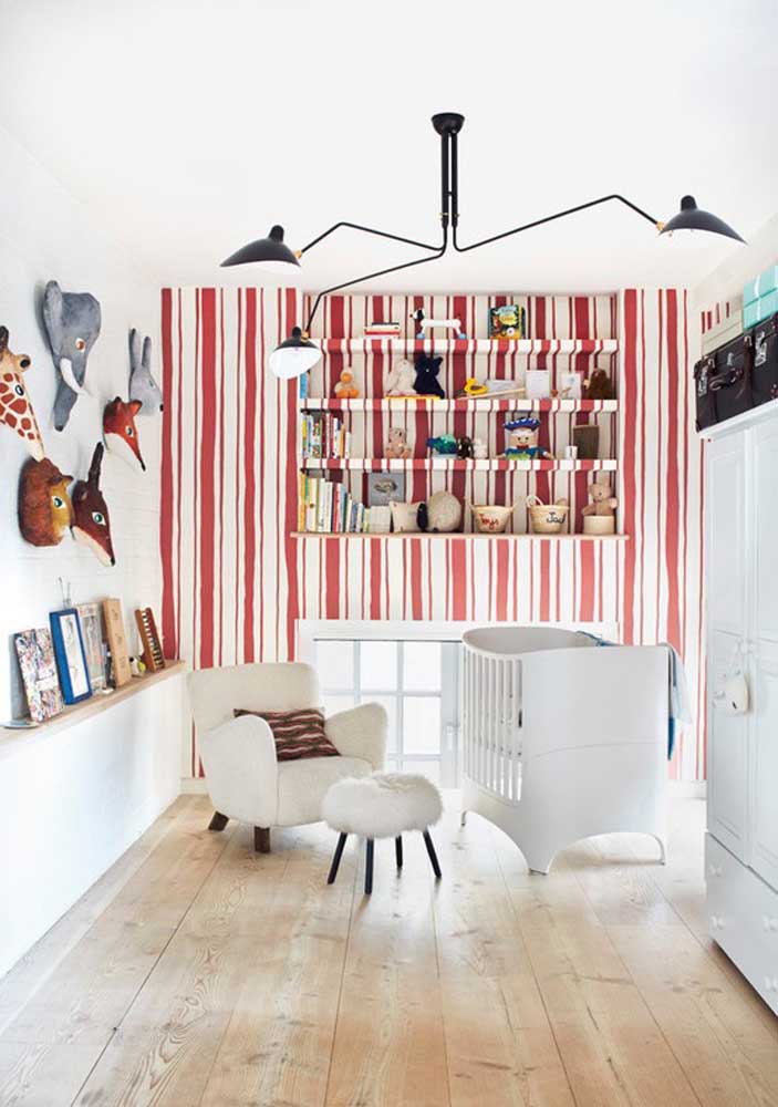 Quarto vermelho e branco para bebê é bem possível, sabendo escolher os móveis do ambiente.
