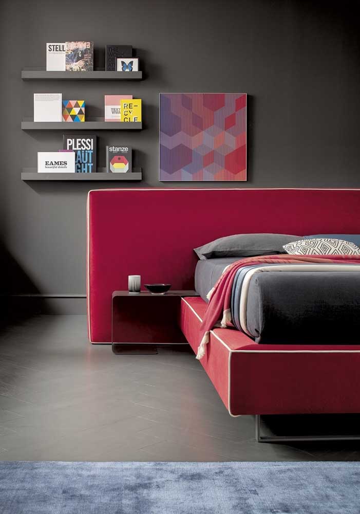 Incrível como a cor cinza combina muito bem com a cor vermelha, principalmente no quarto.