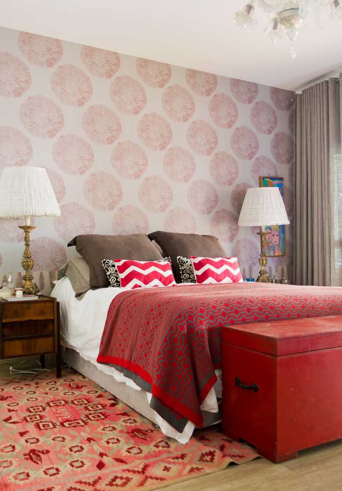 Você pode usar a cor vermelha somente nos itens decorativos do quarto.
