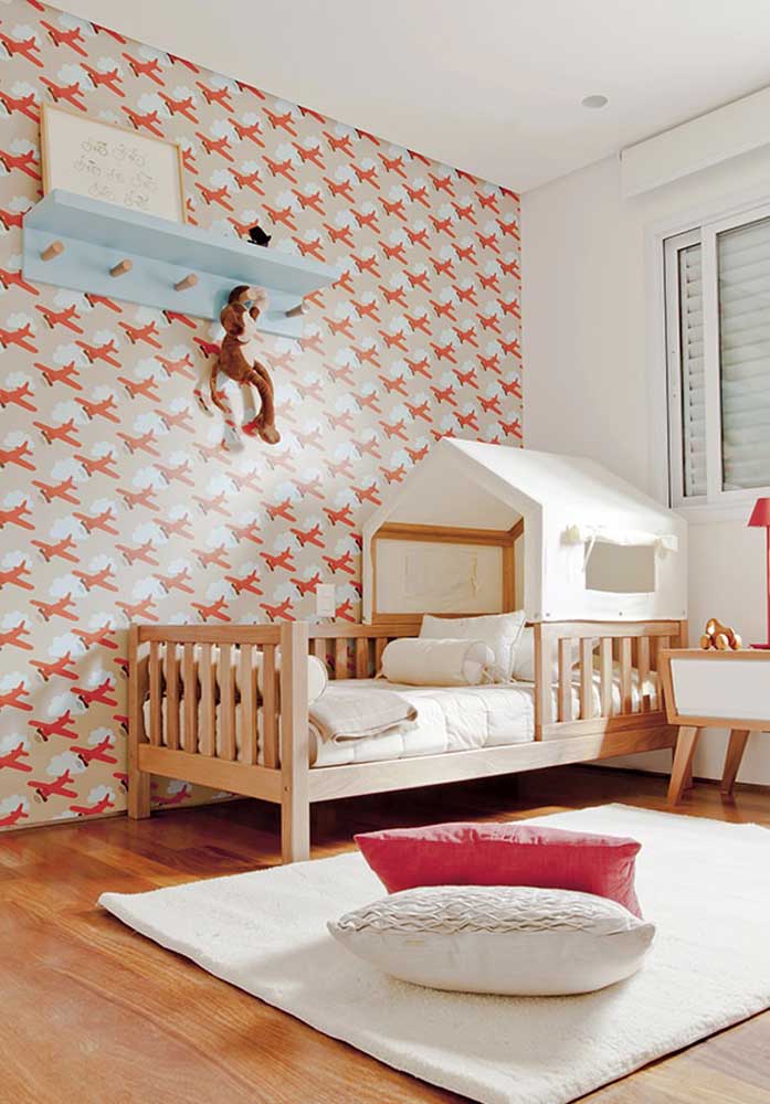 O que acha de escolher um papel de parede fofo para o quarto infantil?