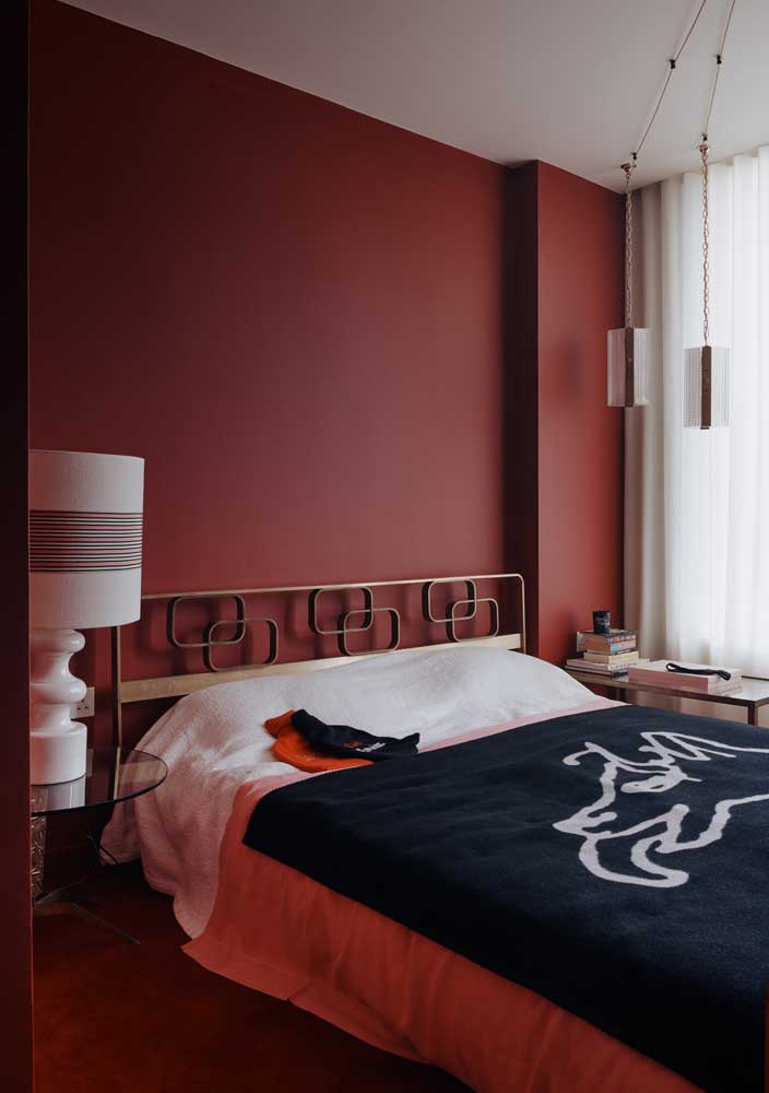 Ás vezes nem é necessário colocar nada na parede vermelha, pois ela por si só já se destaca.