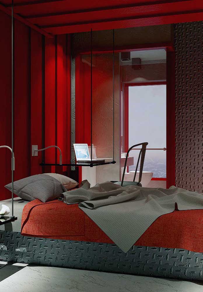 Use a criatividade para pensar na composição dos elementos da decoração do quarto vermelho.