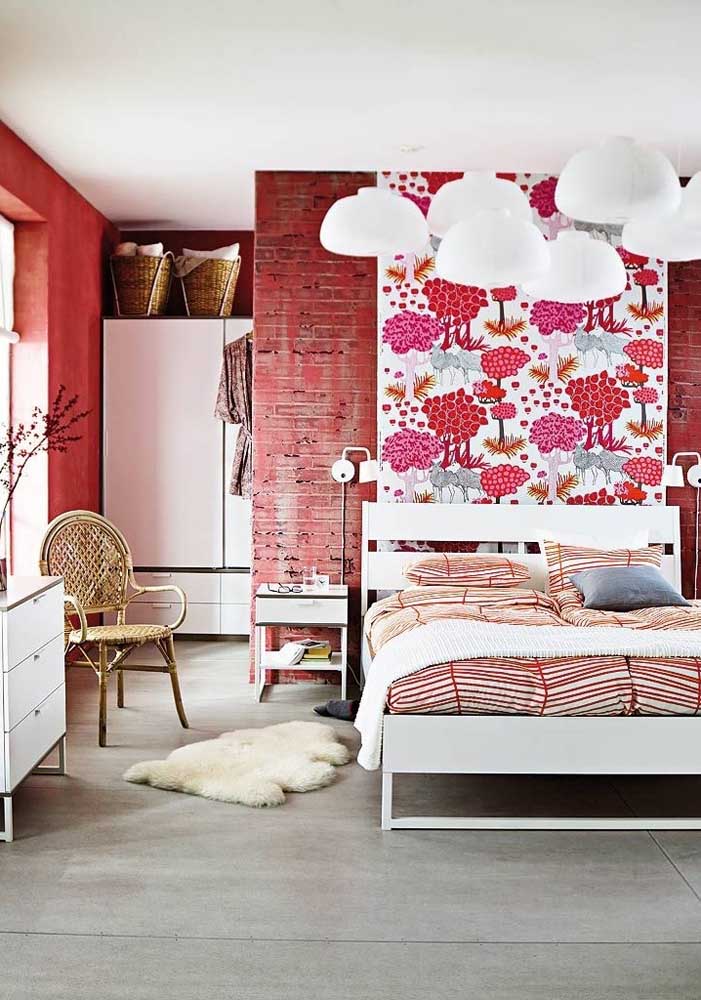 A parede do quarto pode ser feita de tijolo vermelho e por cima você ainda pode colocar um papel de parede fofo.