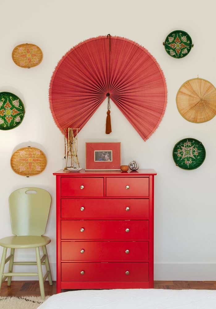 Se não quiser ousar na decoração do quarto, pode escolher apenas um móvel na cor vermelha.