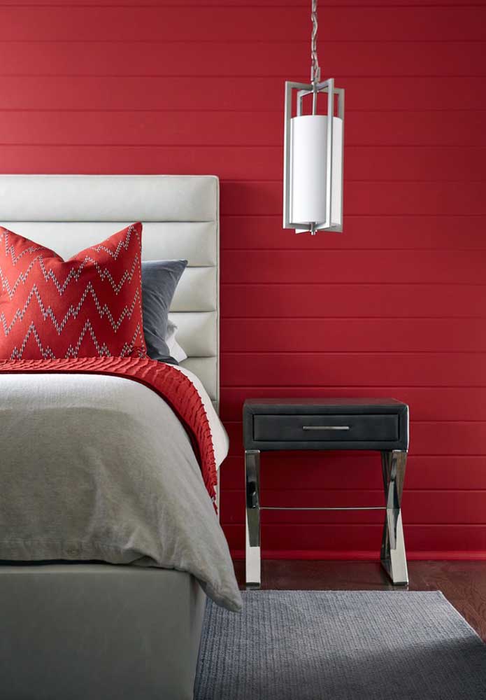 Escolha um revestimento diferente e pinte de vermelho para deixar o quarto com a sua cara.