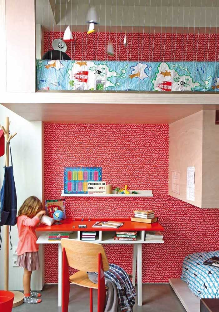 Olha que quarto infantil feminino mais fofo com esse papel de parede no tom vermelho e branco.
