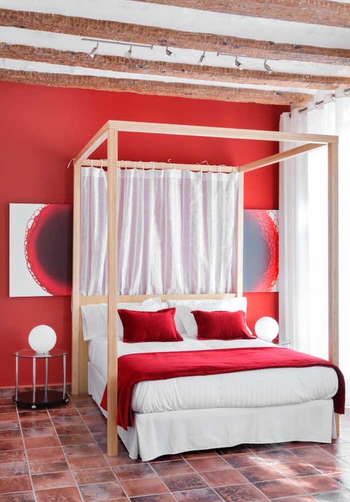 A cor vermelha é a mais escolhida na hora de decorar um quarto no estilo rainha.