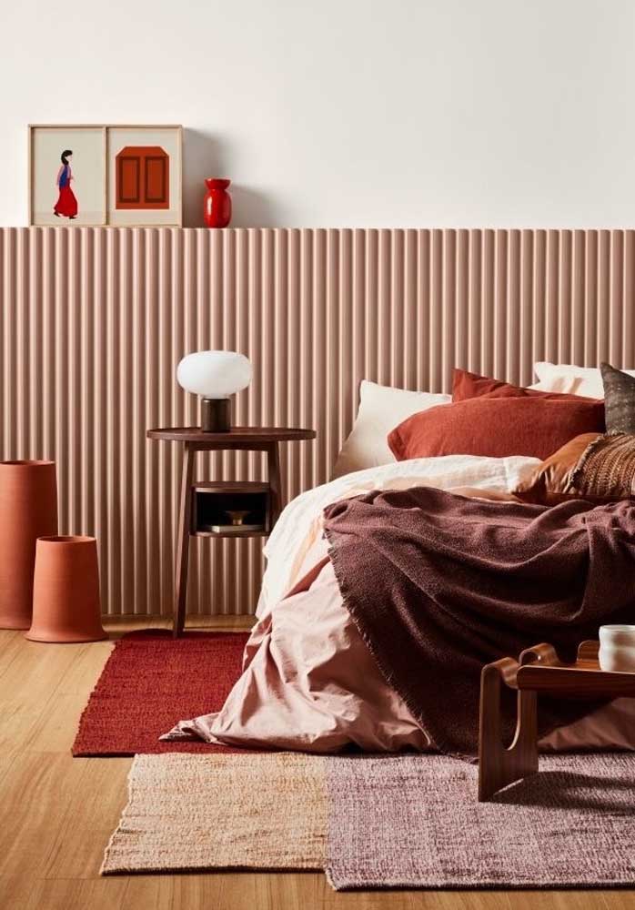 Uma combinação muito interessante é apostar no quarto vermelho e bege, sem deixar de acrescentar outros tons na decoração.