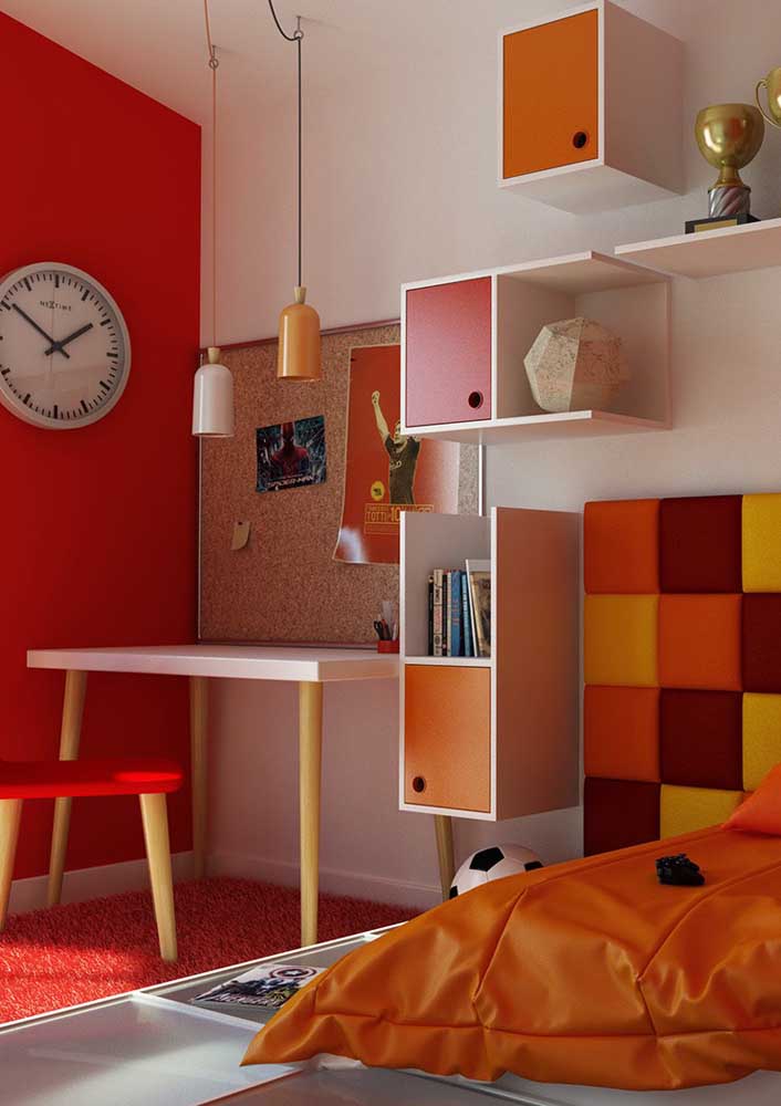 Já na parede você pode continuar usando a cor branca e destacar apenas uma parede com a cor vermelha.