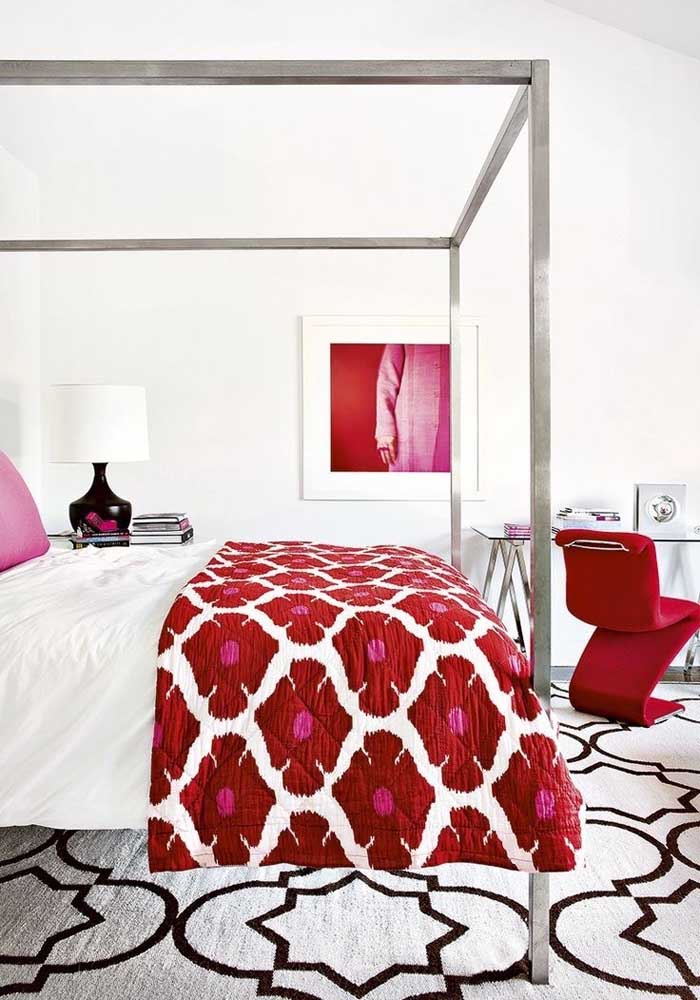 Aposte nos detalhes vermelhos que destacam a decoração do seu quarto.