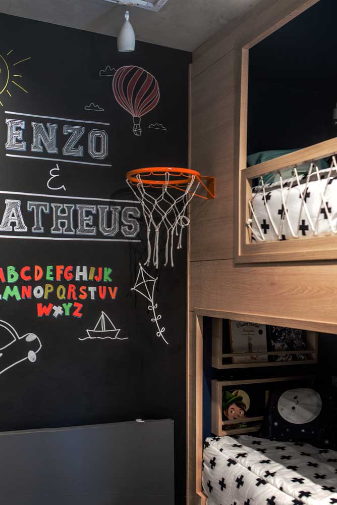 Tinta de lousa como item decorativo no quarto infantil.