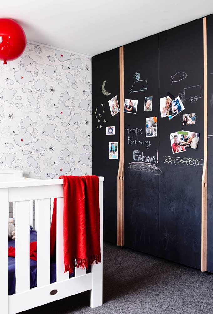 Monte um painel de fotos com a tinta lousa.