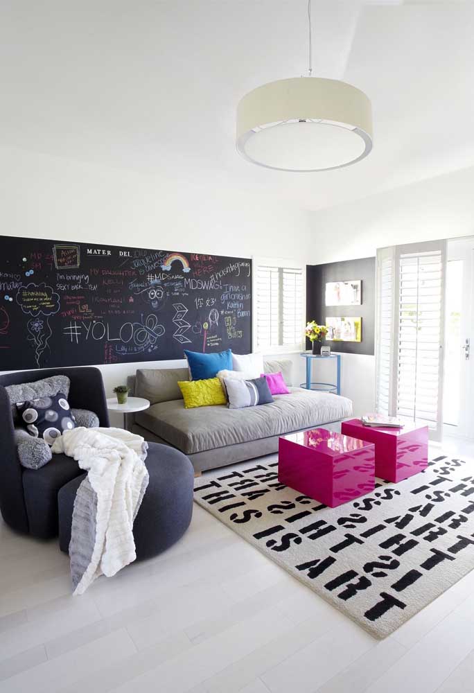 Gostou da ideia de criar um quadro com tinta lousa para colocar na sala da sua casa?