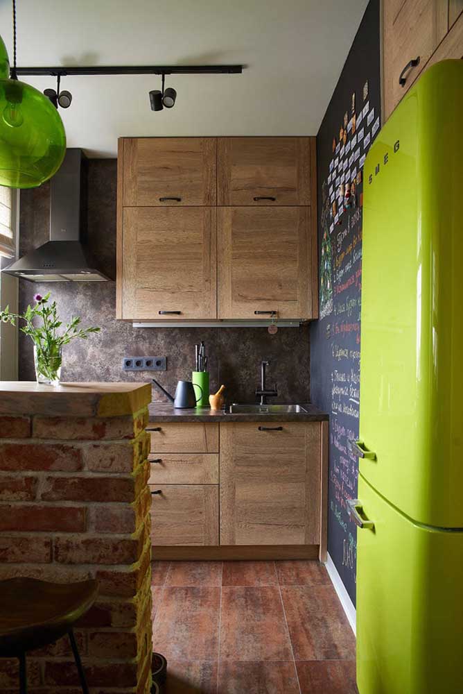 Que tal combinar a tinta lousa com móveis de madeira?