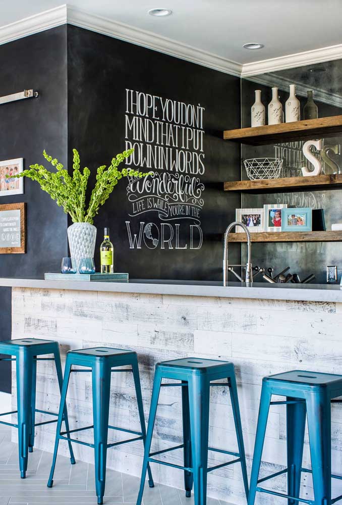 Olha que bar incrível com a parede toda de tinta lousa.