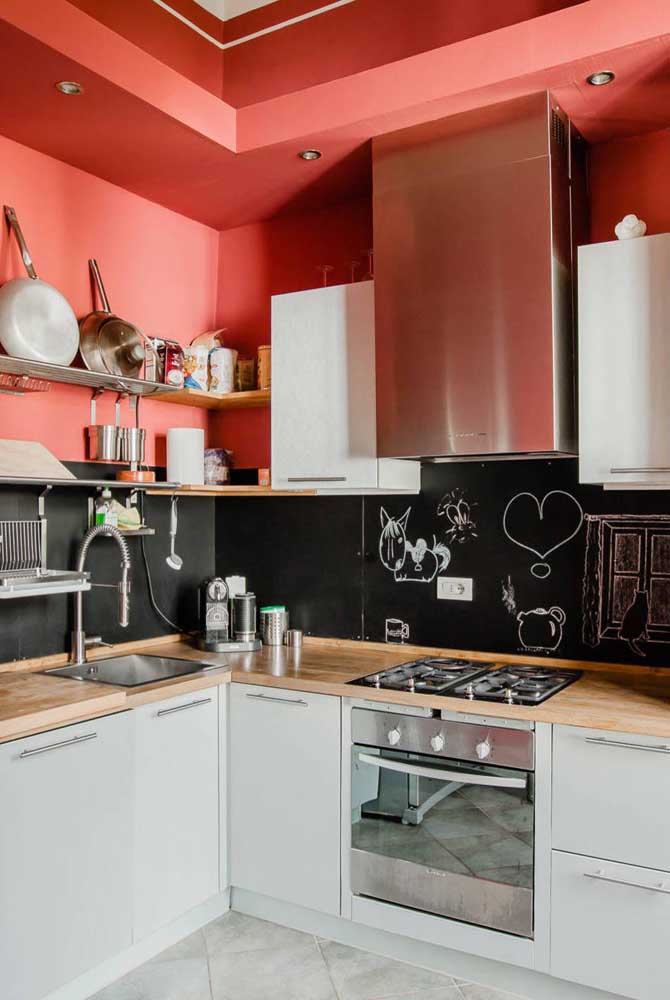 Você pode usar a tinta lousa em toda área da cozinha.