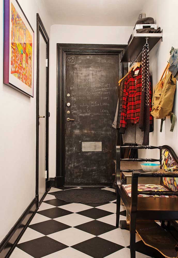 Que tal usar a tinta lousa na porta de entrada para deixar suas mensagens?