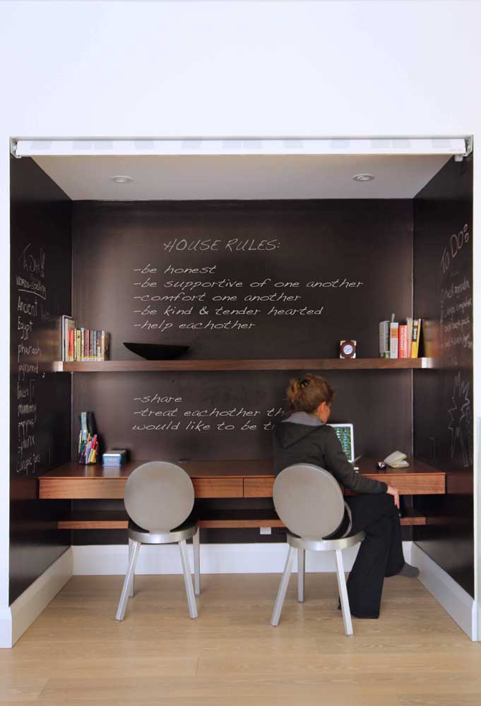 A tinta lousa pode servir de painel decorativo.