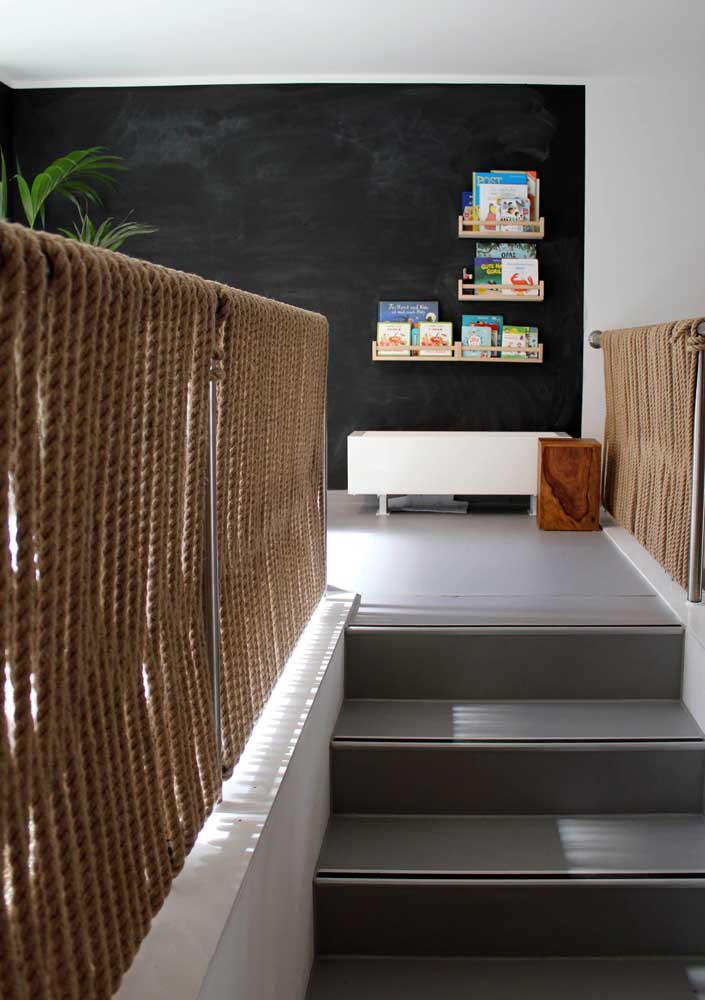 A tinta lousa para madeira é uma boa opção de decoração.