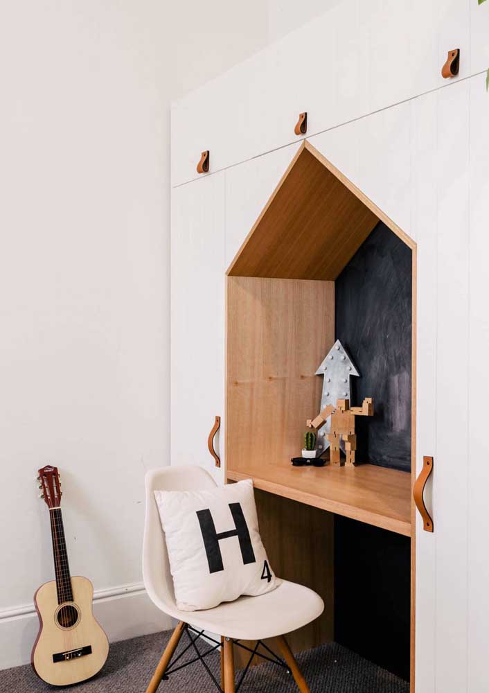 A tinta lousa não é somente preta, você pode usar o mesmo modelo das escolas.