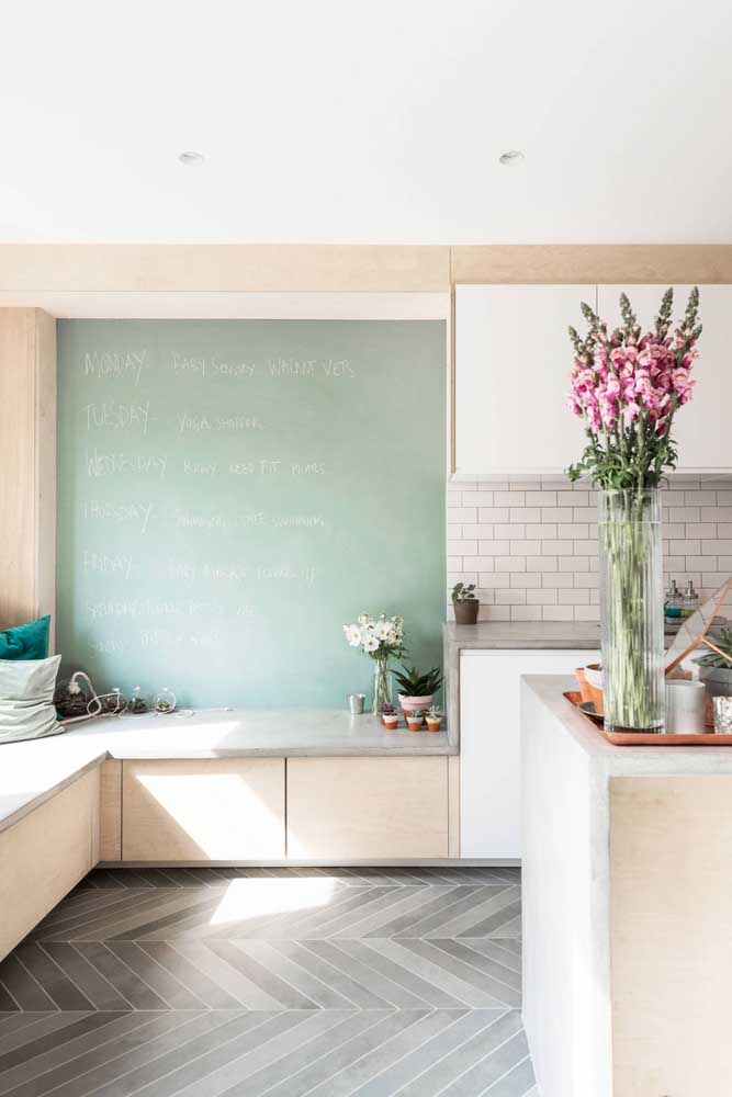 Que tal fazer o balcão do bar com tinta lousa?