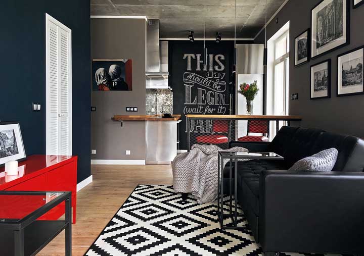 Você pode aplicar a tinta lousa na parede e porta do corredor da casa.