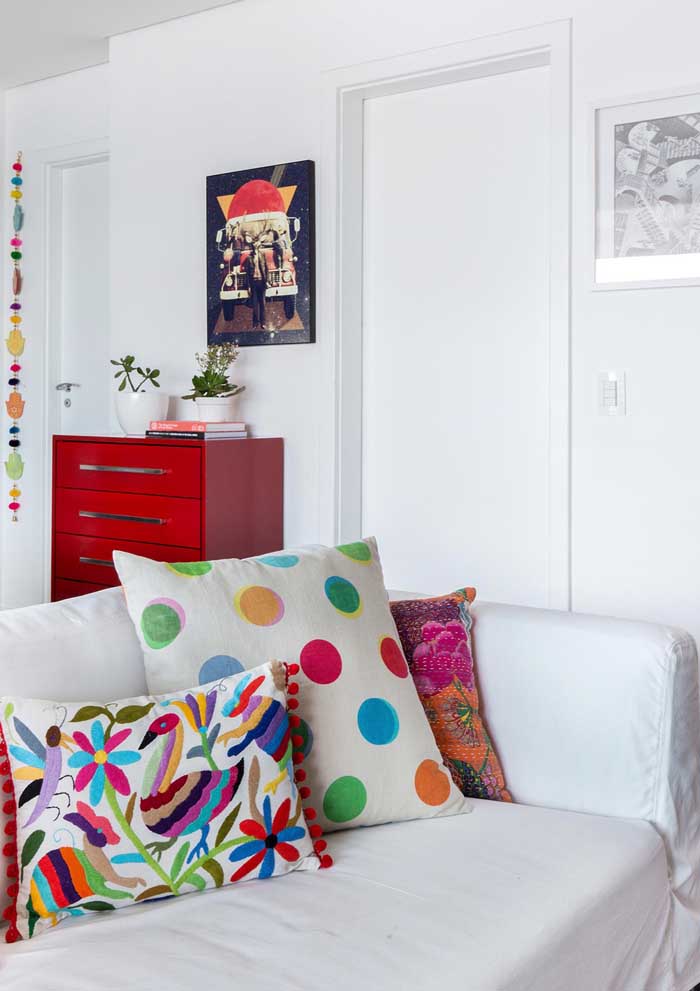 Use elementos coloridos na hora de decorar a casa totalmente branca.