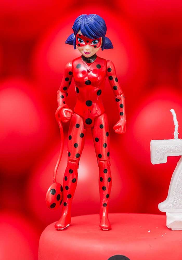 O que acha de colocar no topo de bolo Ladybug a própria personagem?