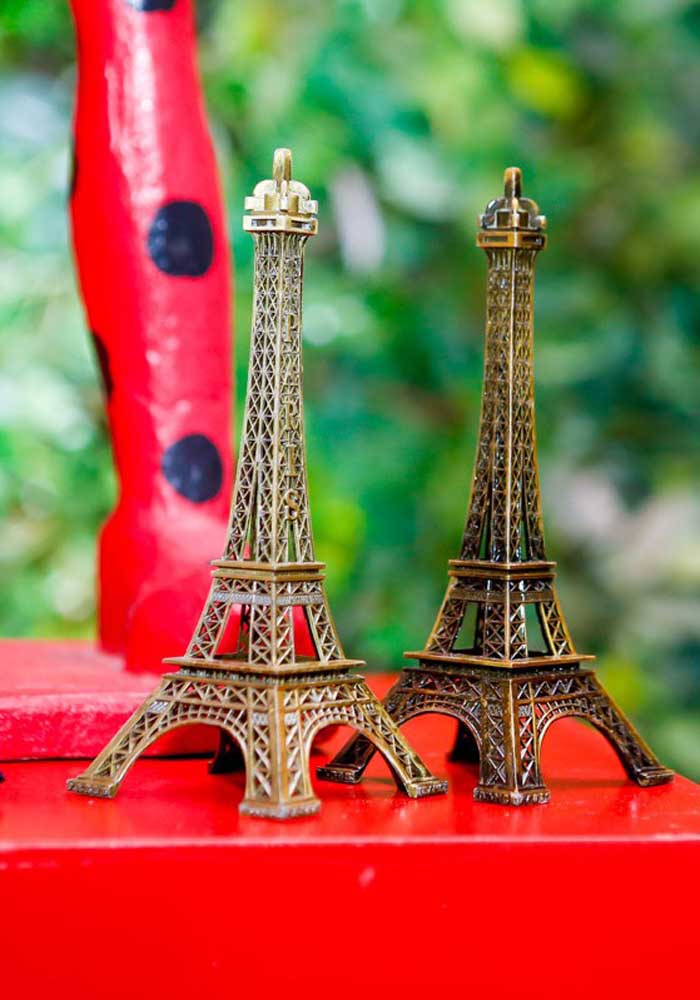 A miniatura da Torre Eiffel não pode faltar na decoração da festa da Ladybug.