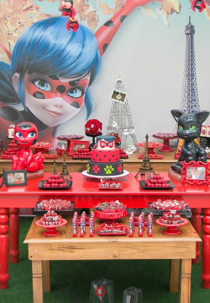Uma decoração linda combinando as cores principais do tema e um bolo Ladybug perfeito para ser o centro da mesa.