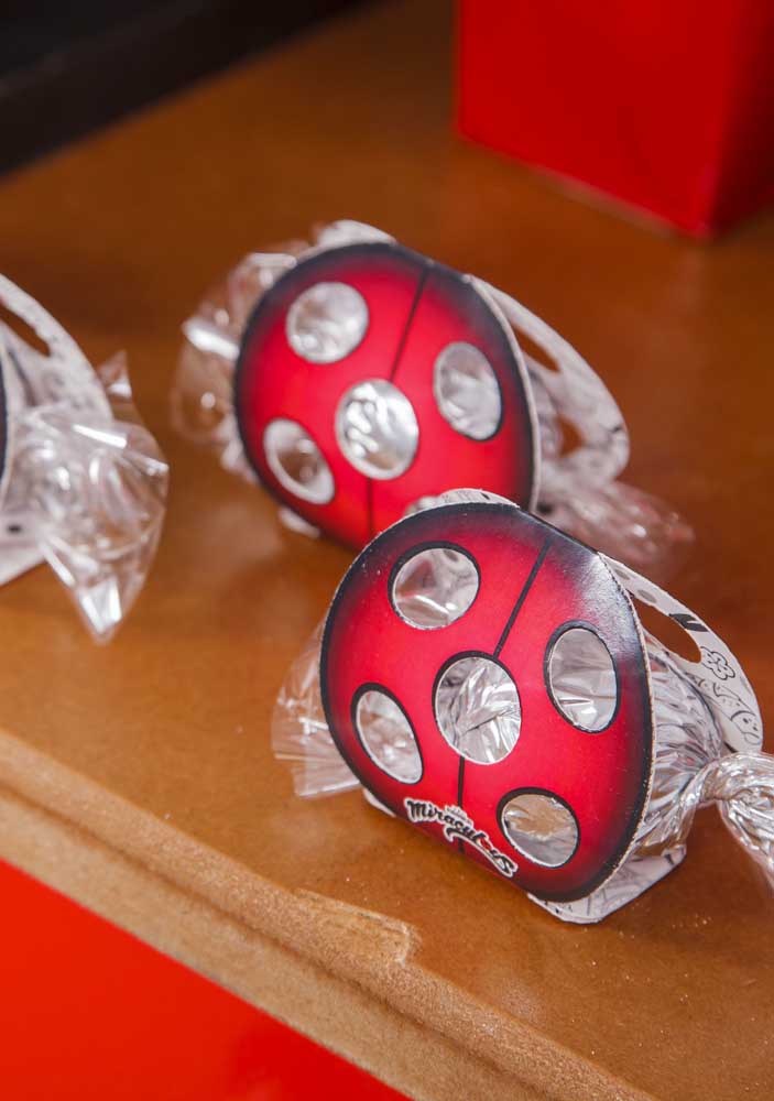 Veja como você pode fazer algumas embalagens personalizadas para colocar os bombons.