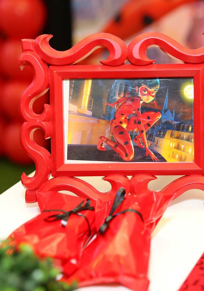 Saiba que você pode usar molduras diferenciadas para colocar a foto da personagem principal da série Ladybug e decorar a festa.