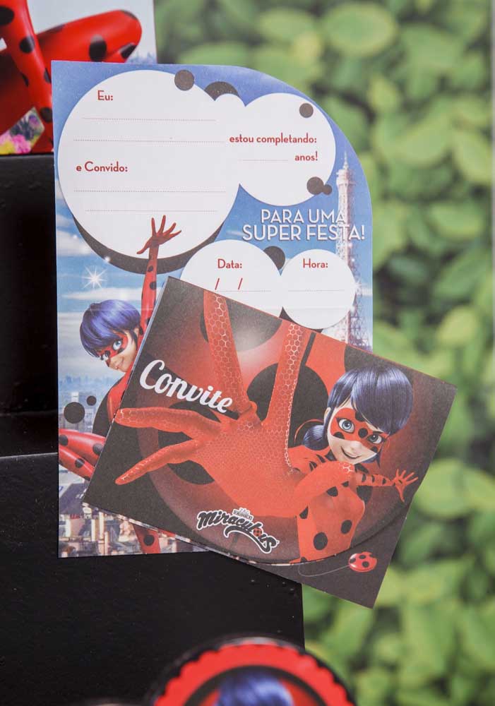 Além do convite personalizado com o tema Ladybug, não esqueça do envelope.