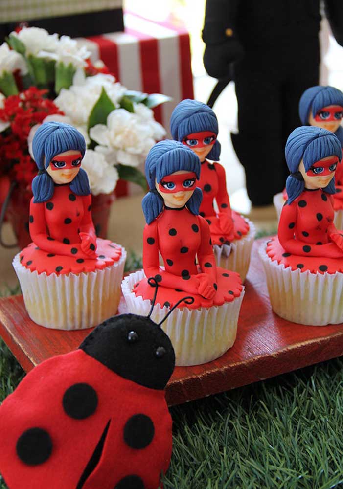 Veja como você pode personalizar o cupcake Ladybug para ficar mais relacionado com o tema.